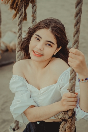 夏日巴厘岛度假荡秋千美女写真图片